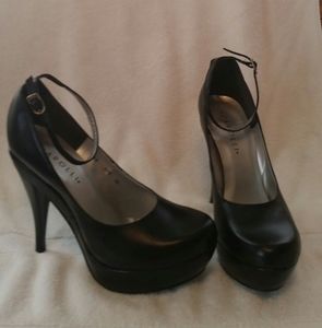 Black heels size 9 very good condition used only f